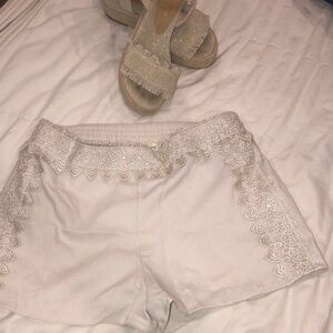 Sweet Journey Cream Shorts size Medium